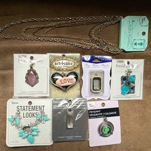 Pendants and 1 set of 4 necklaces. - L13